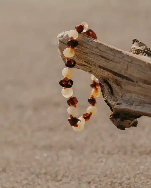 Bracelet d’ambre pour bébé caramel et lait fabriqué à la main en Lituanie