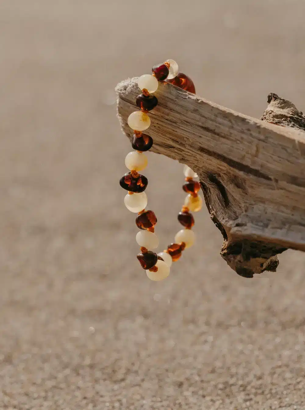 Bracelet d’ambre pour bébé caramel et lait fabriqué à la main en Lituanie