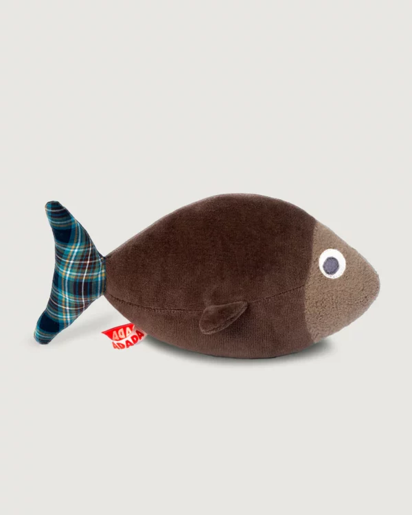 Peluche bébé ADADA Charles le poisson en velours chocolat avec queue écossaise