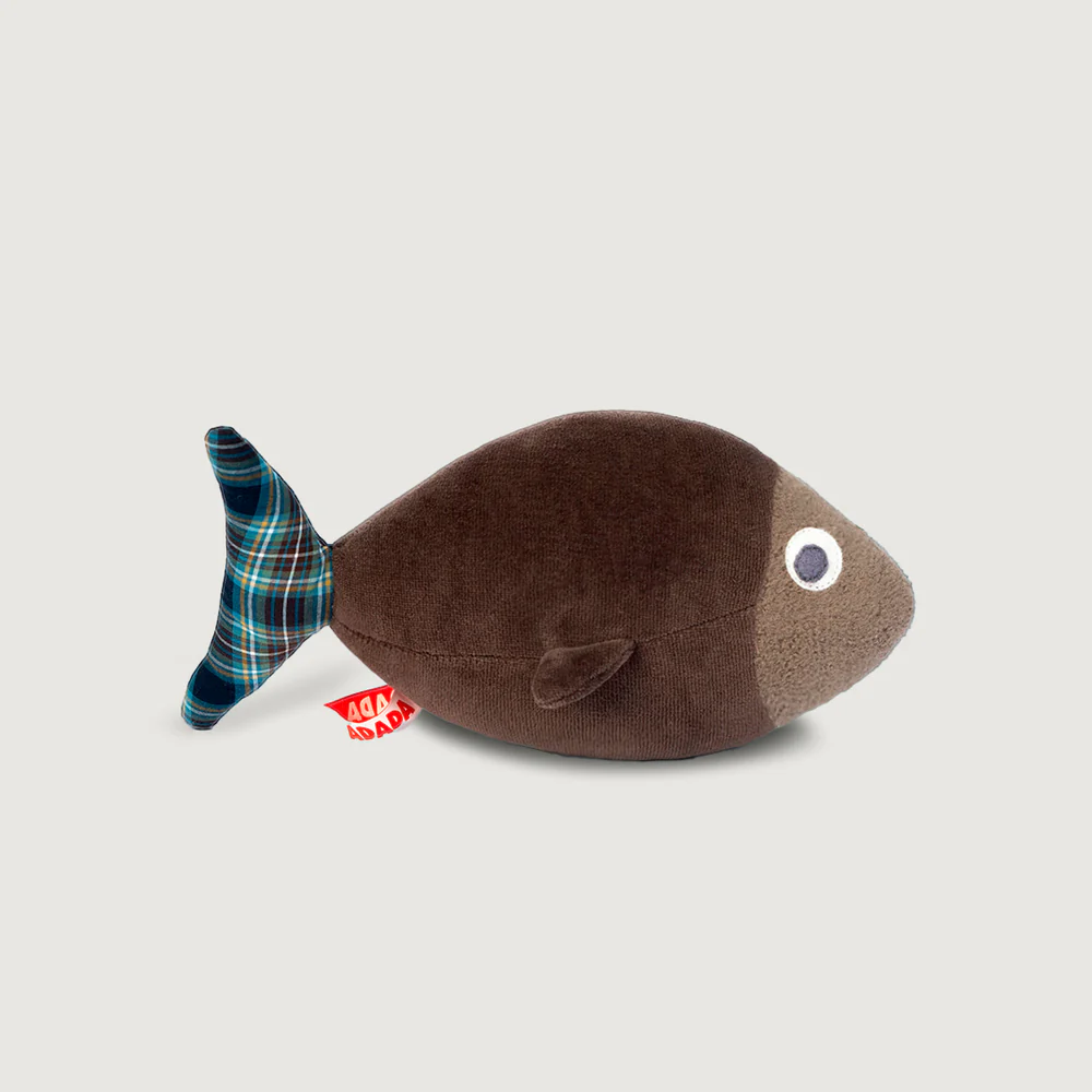 Peluche bébé ADADA Charles le poisson en velours chocolat avec queue écossaise