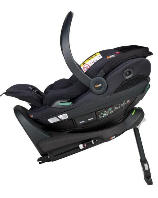 Siège auto BeSafe Go Beyond² Black sur base Isofix en position presque allongée