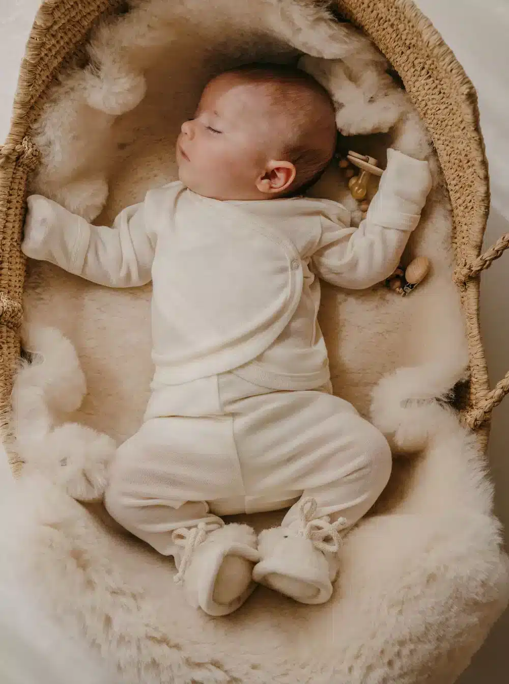 Bébé qui dort dans un couffin sur une peau de mouton naturelle Miijo