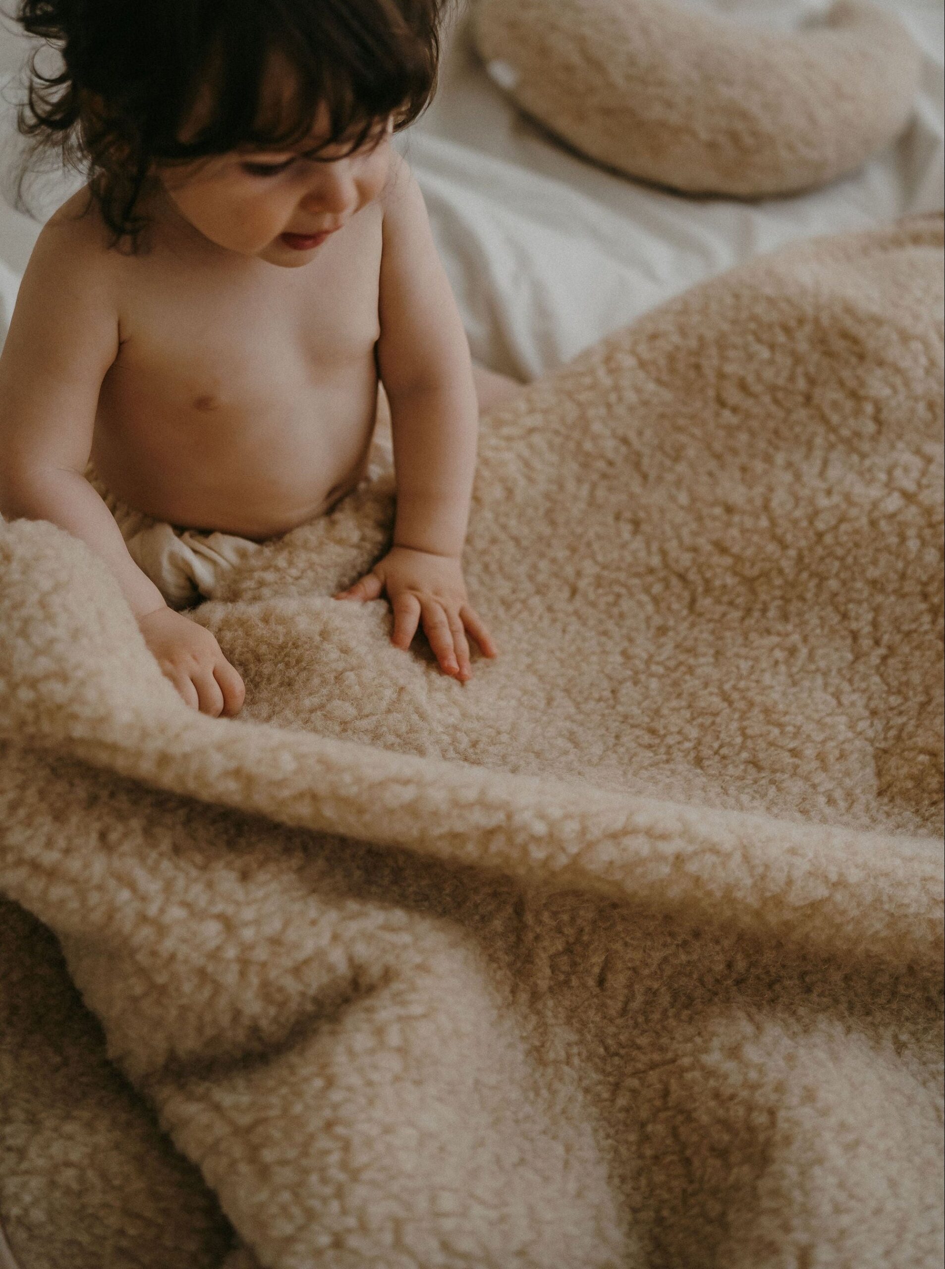 Bébé enveloppé dans une couverture en laine naturelle Miijo couleur crème