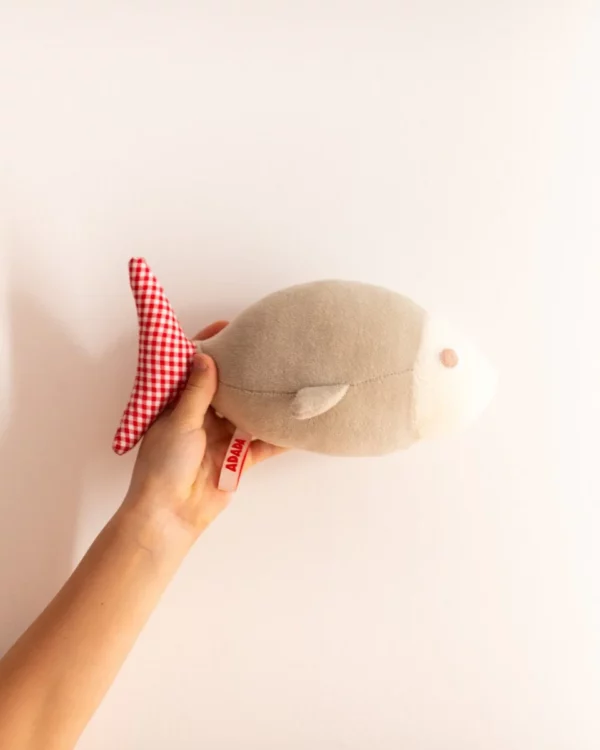 Peluche poisson Laurette ADADA en coton certifié OEKO-TEX, queue vichy rouge, doudou dès la naissance