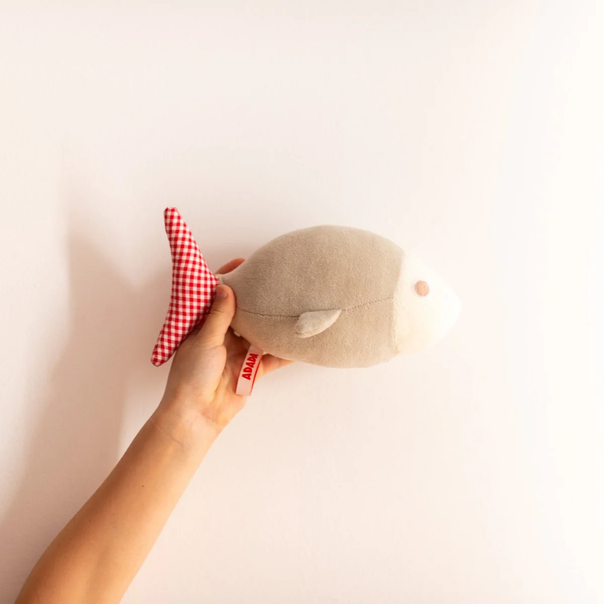 Peluche poisson Laurette ADADA en coton certifié OEKO-TEX, queue vichy rouge, doudou dès la naissance