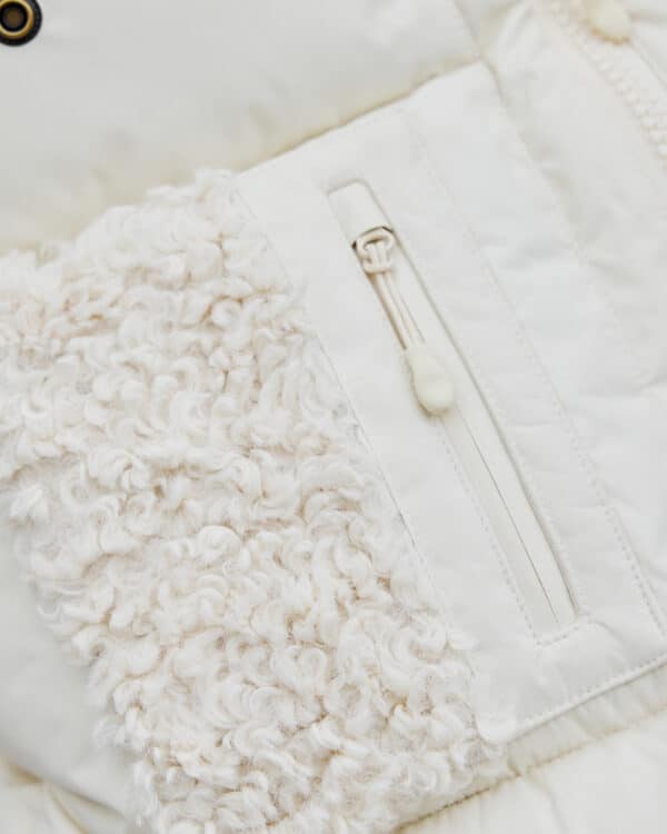 Détail de la poche zippée et du tissu sherpa écru de la chancelière Elodie Details Soft Sherpa