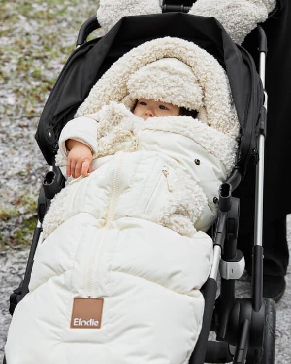 Chancelière Elodie Details Soft Sherpa sur poussette, bébé protégé du froid avec capuche en sherpa écru