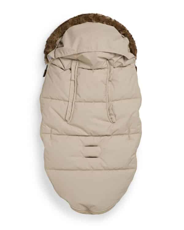 Vue arrière de la chancelière poussette Elodie Details Classic Footmuff Pure Khaki, passages harnais visibles