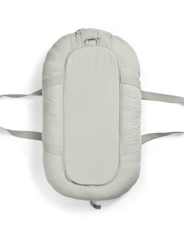 Vue dessous du couffin Elodie Baby Nest Mineral Green avec fermeture zippée et anses