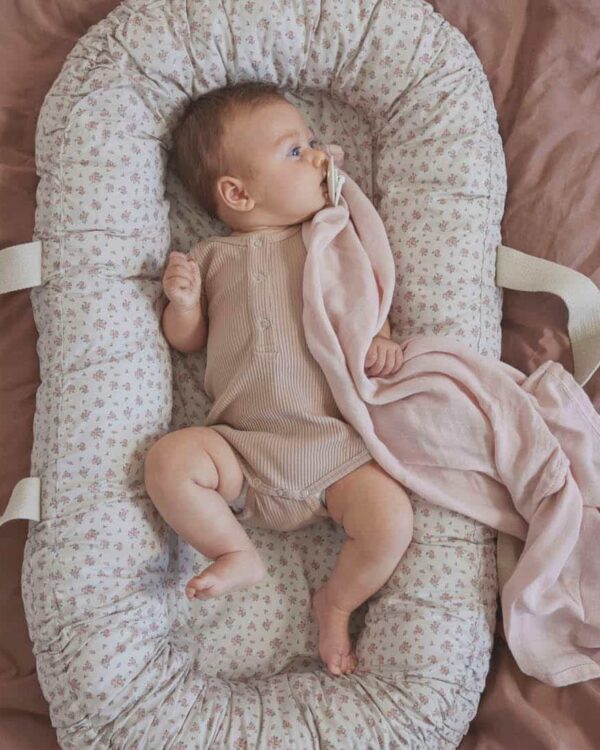 Bébé installé dans un couffin Elodie Details Autumn Rose, cocon doux et rassurant