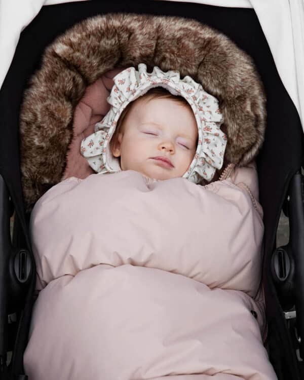 Bébé dans une poussette avec chancelière Elodie Details Blushing Pink, protection hiver