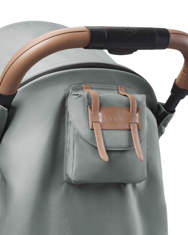 Détail du guidon en cuir végan et de la pochette arrière sur la poussette Elodie MONDO Hazy Jade