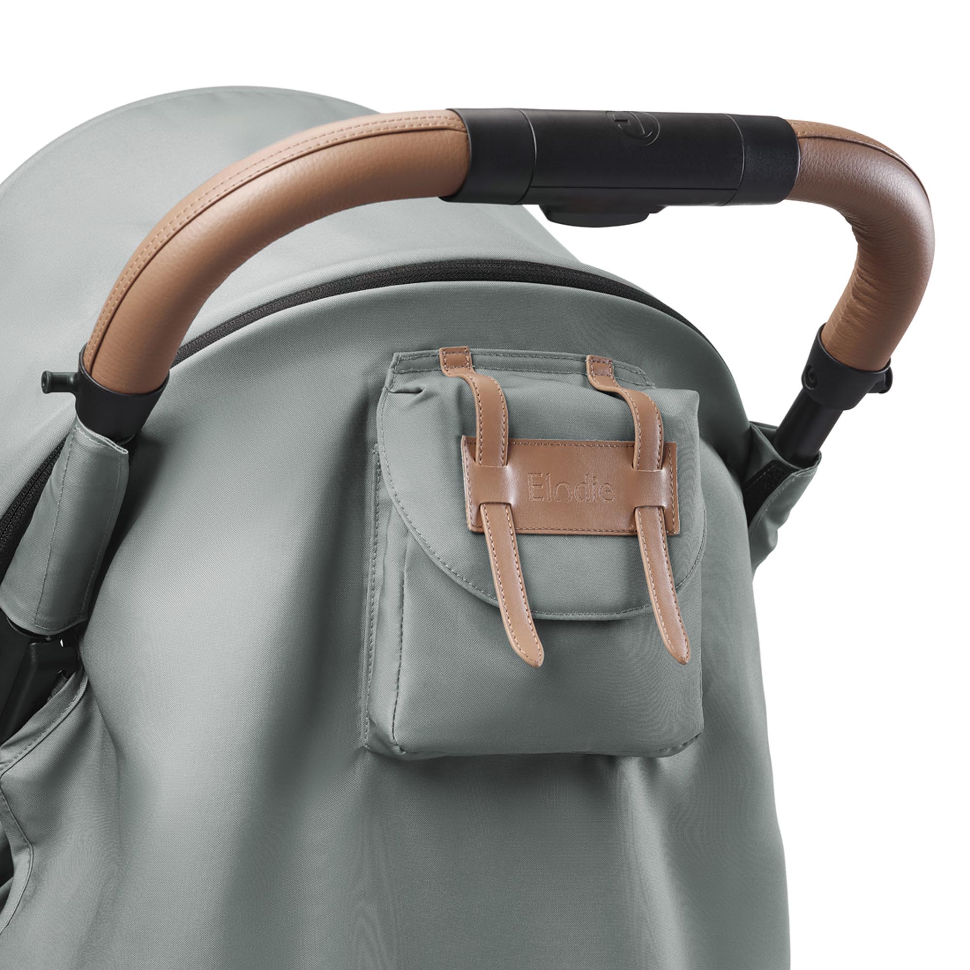 Détail du guidon en cuir végan et de la pochette arrière sur la poussette Elodie MONDO Hazy Jade