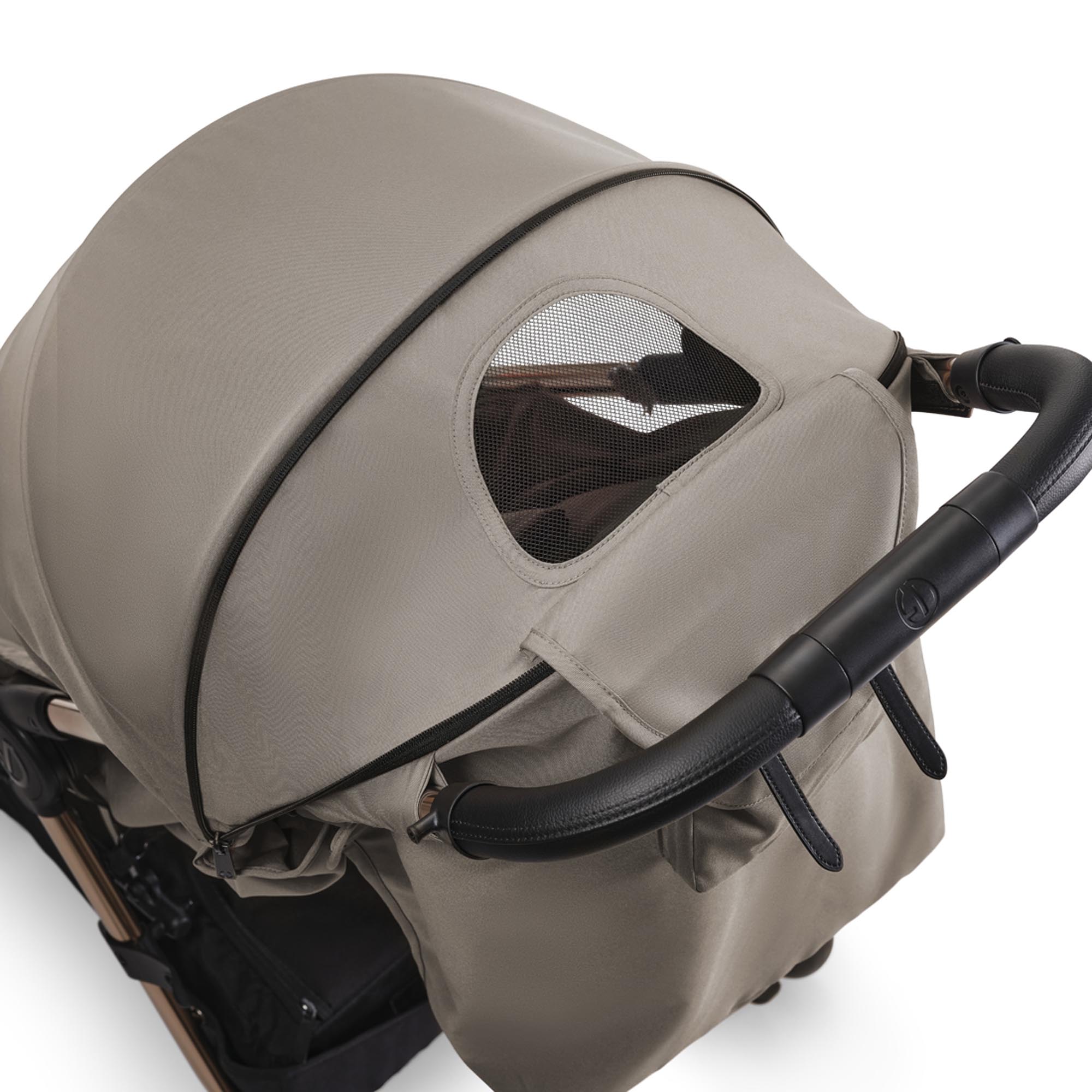 Détail de la capote de la poussette Elodie MONDO Tender Taupe avec fenêtre de ventilation