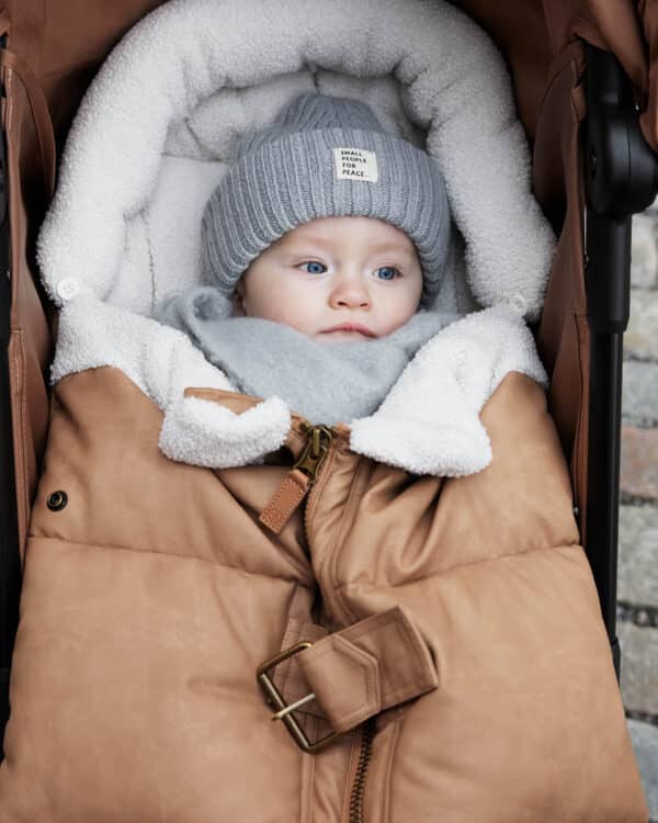 Bébé dans une poussette avec chancelière Elodie Details Aviator Brown, intérieur doux