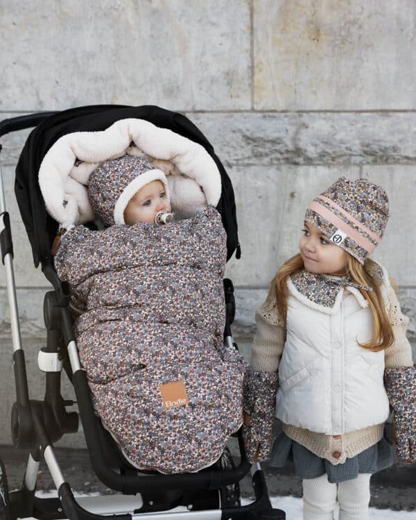 Bébé en poussette avec chancelière Elodie Details Blue Garden, enfant à côté