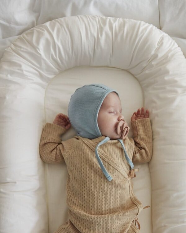 Bébé endormi dans un couffin portable Elodie Details Vanilla White, ambiance douce