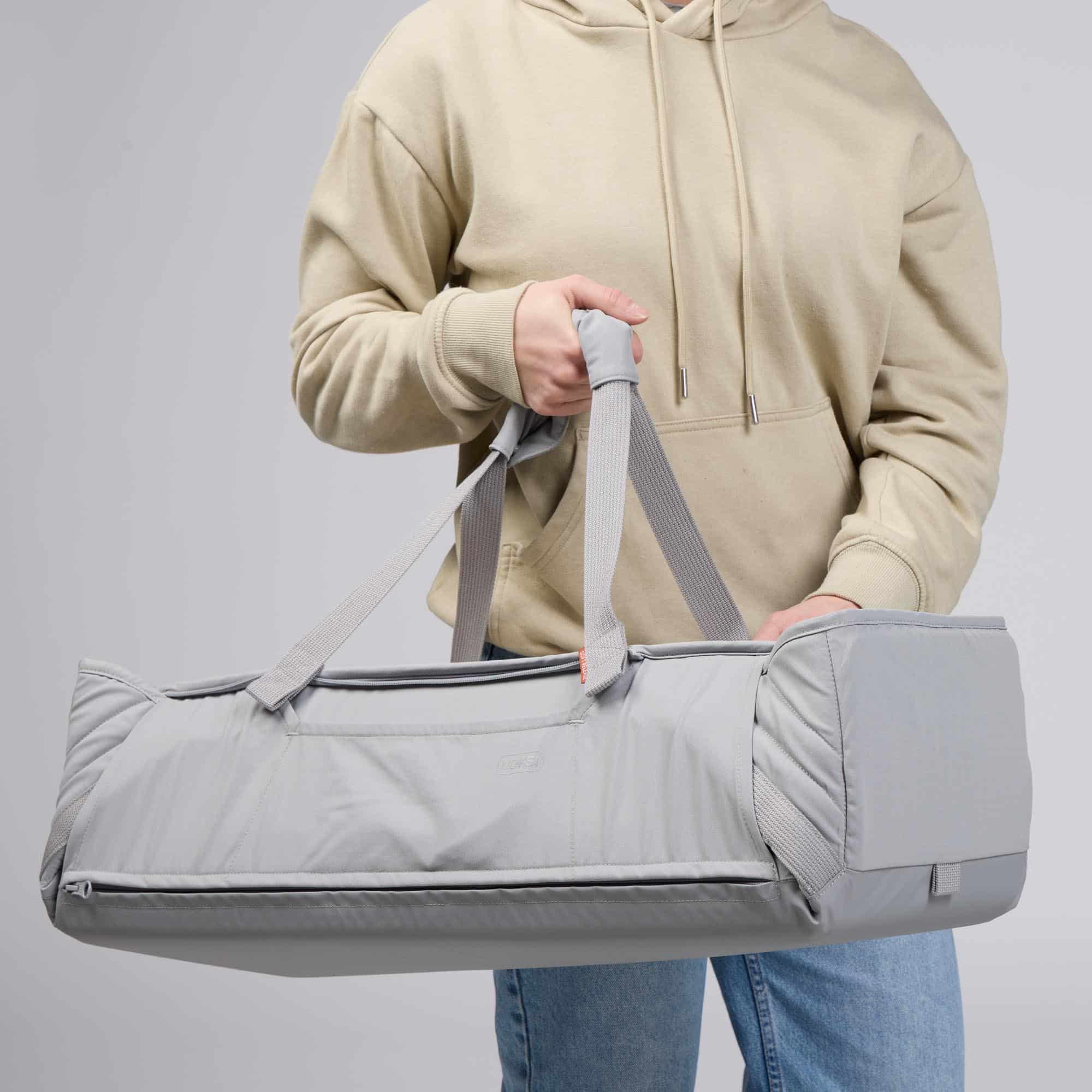 Photo studio du Voksi Carry Me gris & crème, couffin souple porté par les anses.