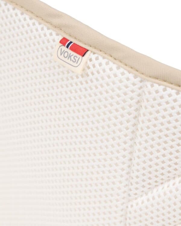 Détail du tissu mesh respirant et étiquette Voksi sur Voksi Carry Me Seashellsand Cream
