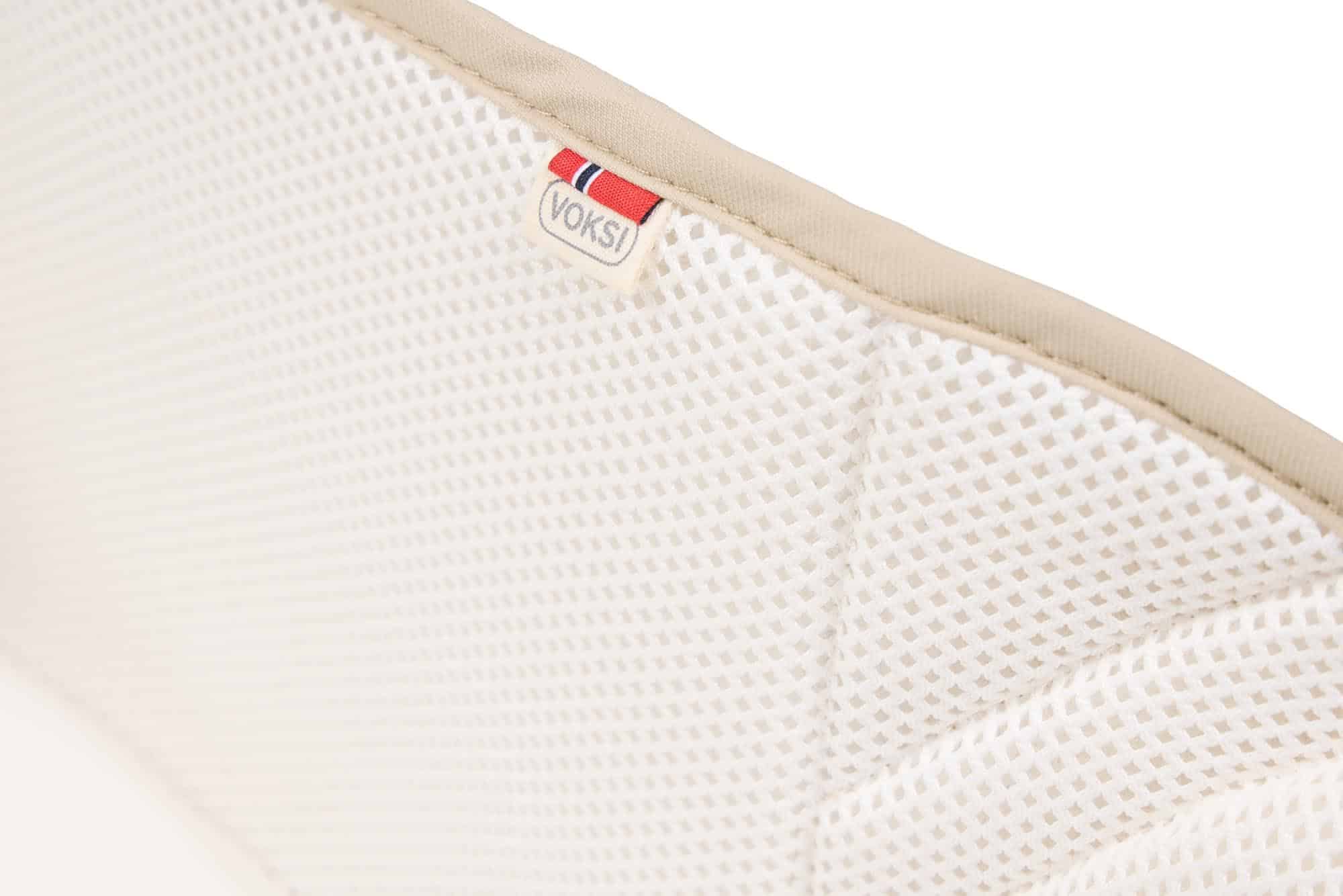 Détail du tissu mesh respirant et étiquette Voksi sur Voksi Carry Me Seashellsand Cream