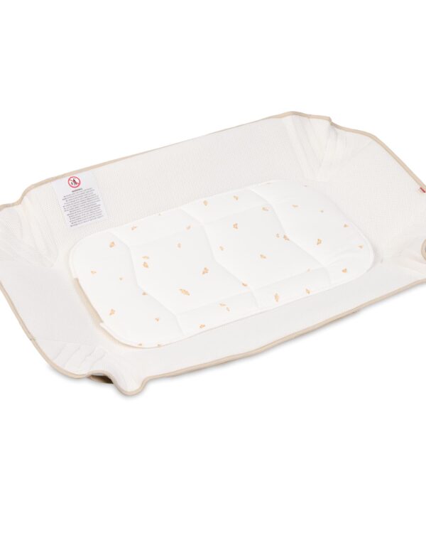 Insert déplié du Voksi Carry Me Seashellsand Cream avec bords en mesh respirant