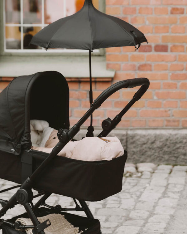 Gros plan sur la nacelle Elodie MONDO Black avec ombrelle assortie