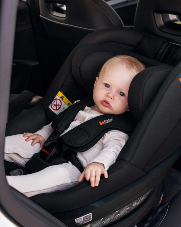 Bébé attaché dans le siège auto BeSafe Beyond² 360 black