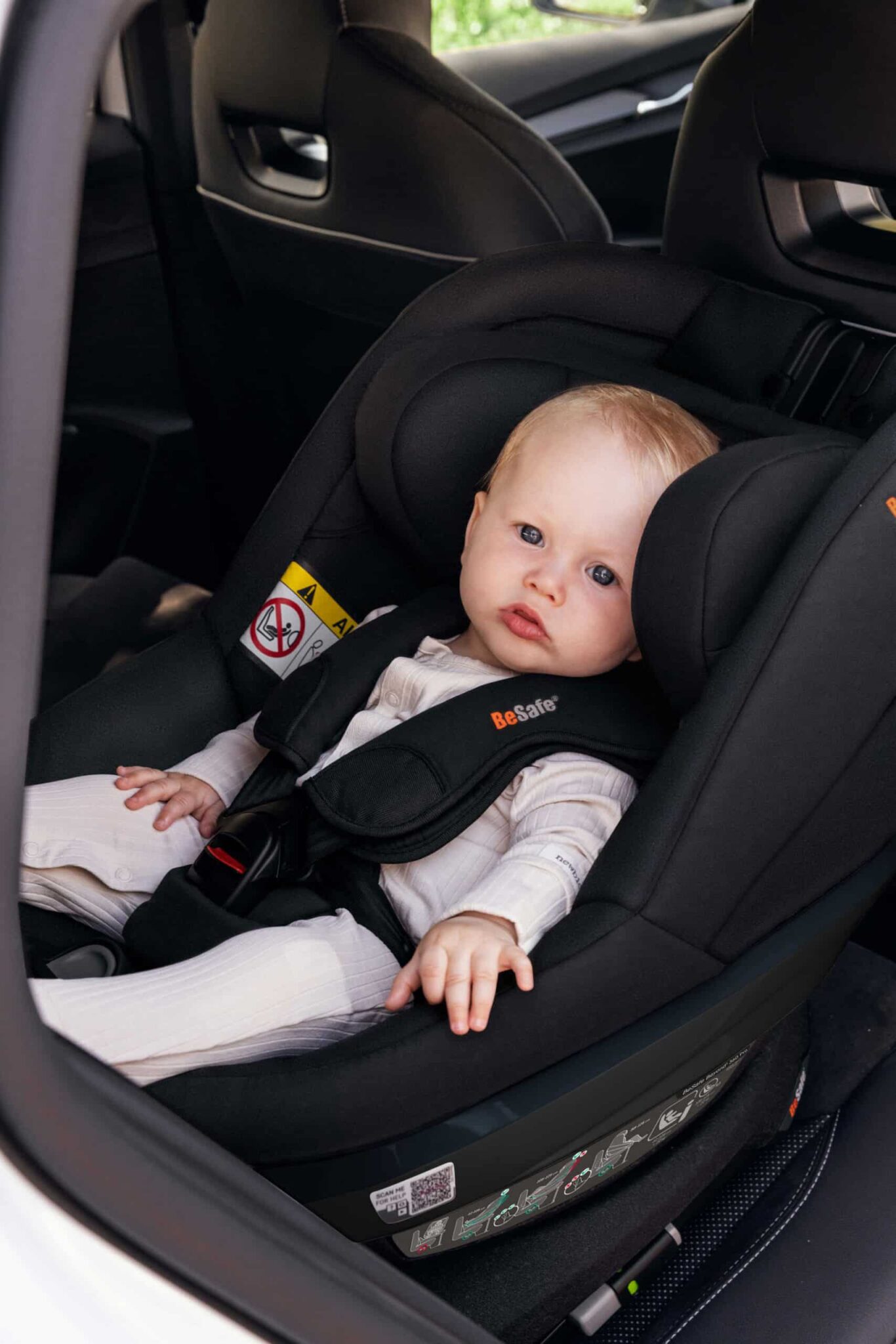 Bébé attaché dans le siège auto BeSafe Beyond² 360 black