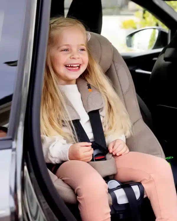 Enfant souriante attachée dans le siège auto BeSafe Beyond² 360 dark sand