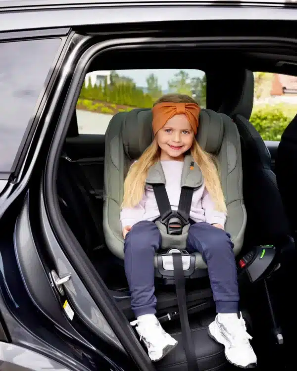Enfant souriante dans le siège auto BeSafe Beyond² 360 meadow green
