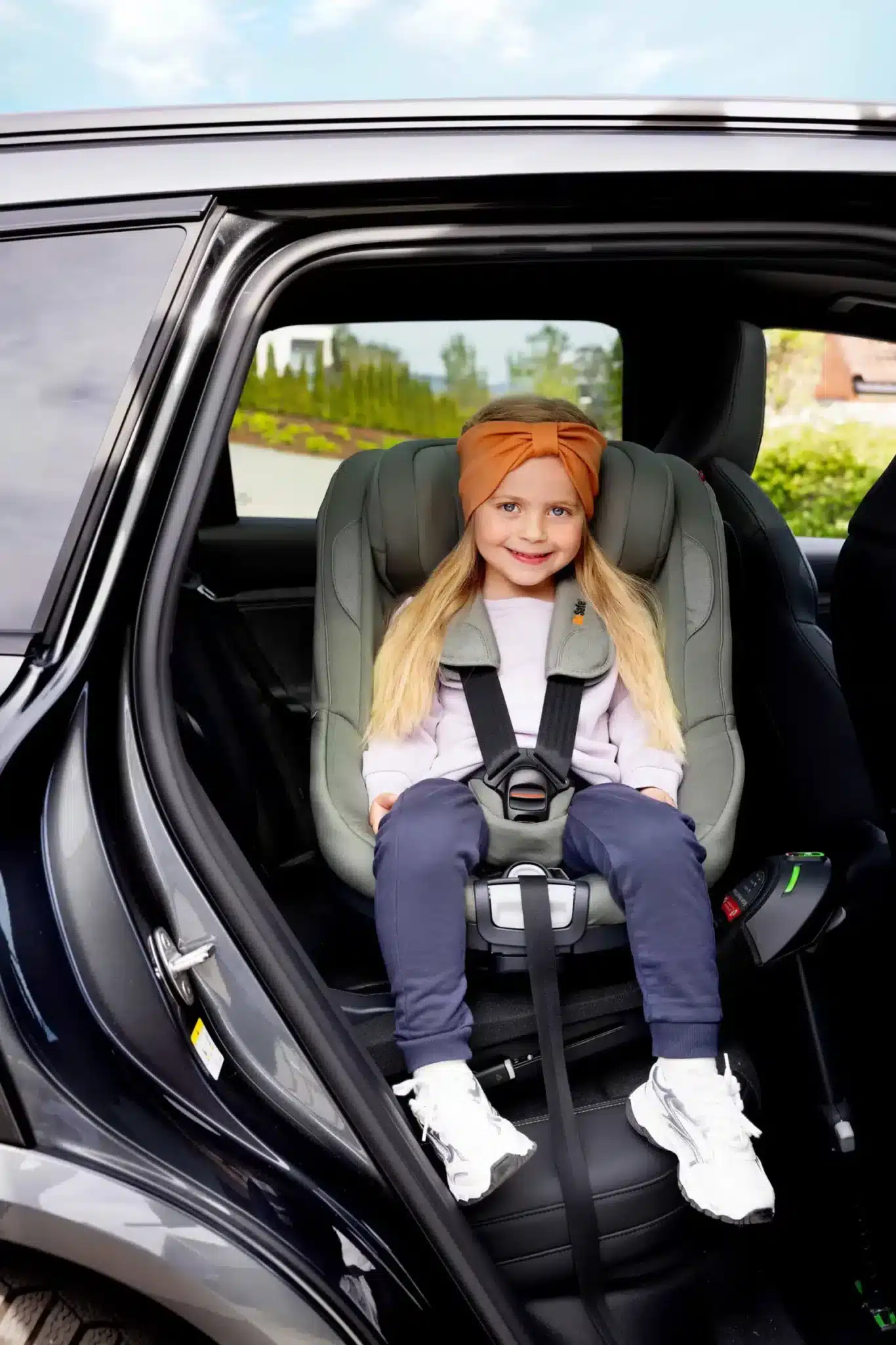 Enfant souriante dans le siège auto BeSafe Beyond² 360 meadow green