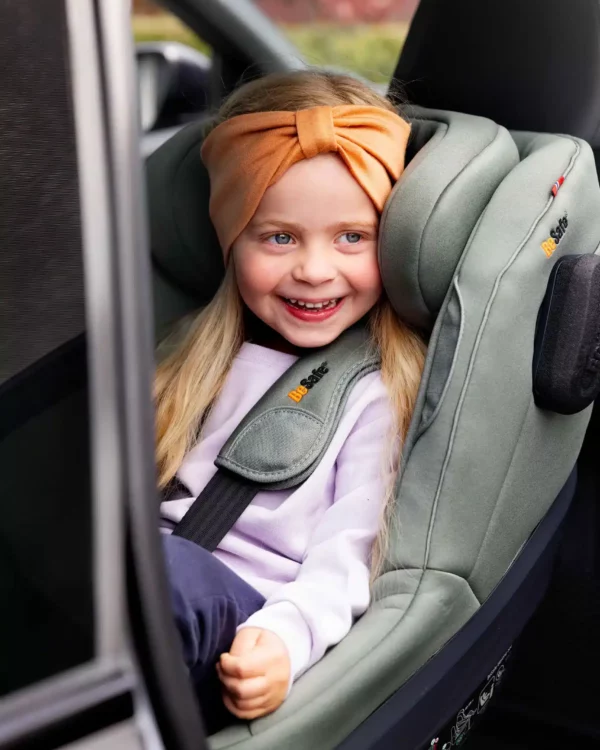 Enfant souriante dans le siège auto BeSafe Beyond² 360 meadow green