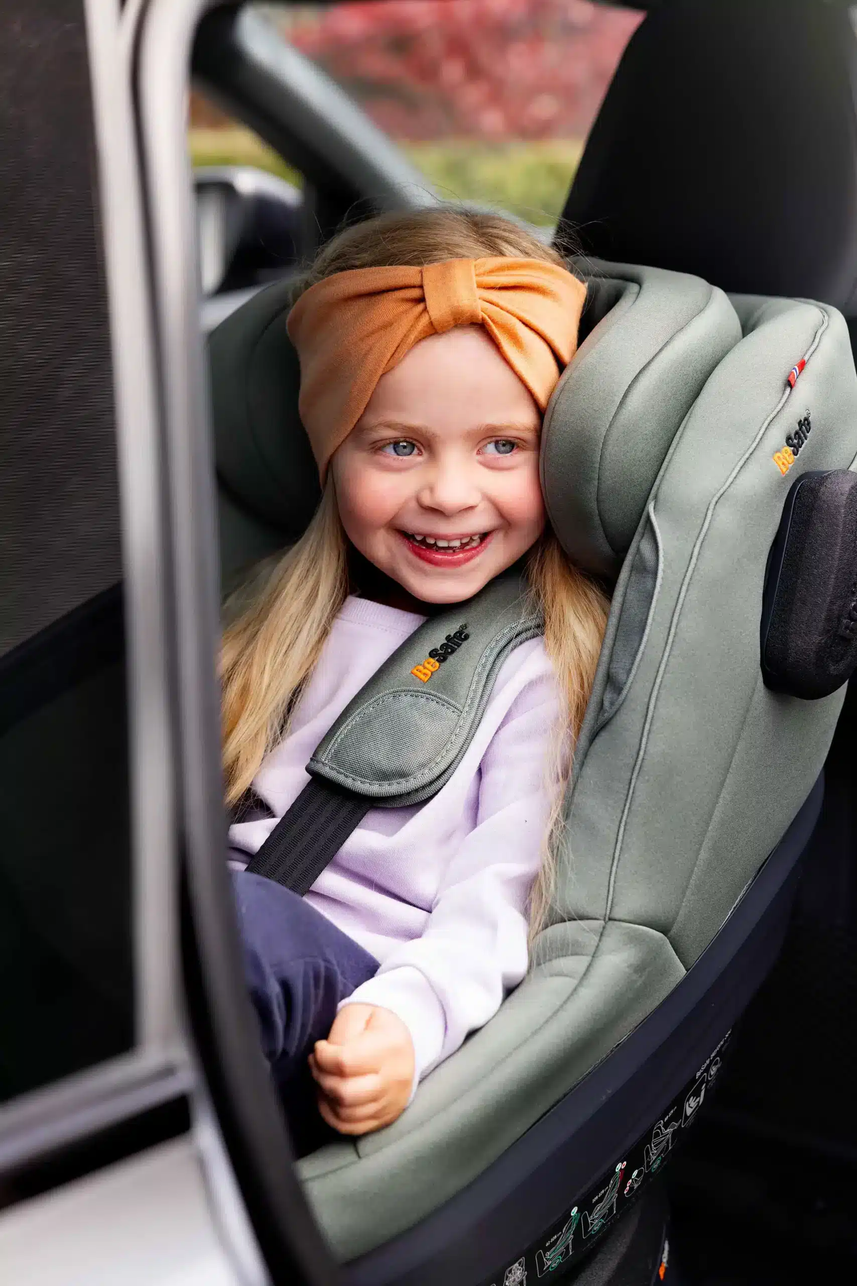 Enfant souriante dans le siège auto BeSafe Beyond² 360 meadow green