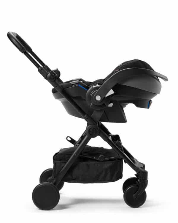 Siège-auto bébé installé sur la poussette Elodie MONDO grâce aux adaptateurs