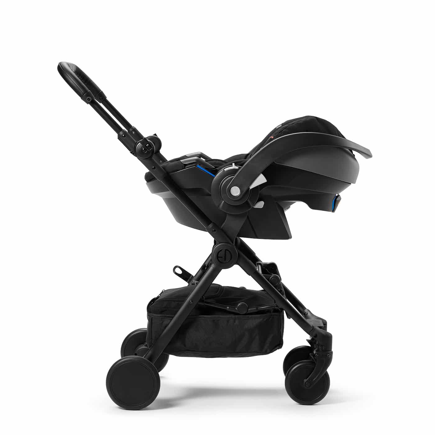 Siège-auto bébé installé sur la poussette Elodie MONDO grâce aux adaptateurs