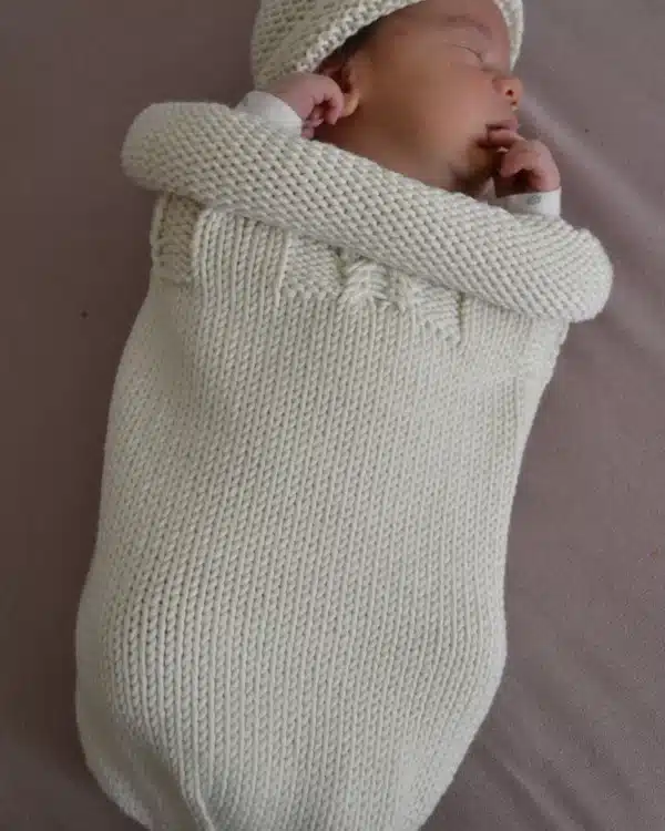 Bébé endormi dans un cocon de naissance en laine mérinos écru Ma Petite Laine
