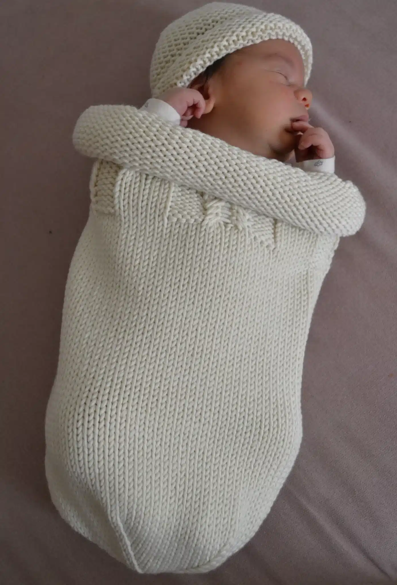 Bébé endormi dans un cocon de naissance en laine mérinos écru Ma Petite Laine