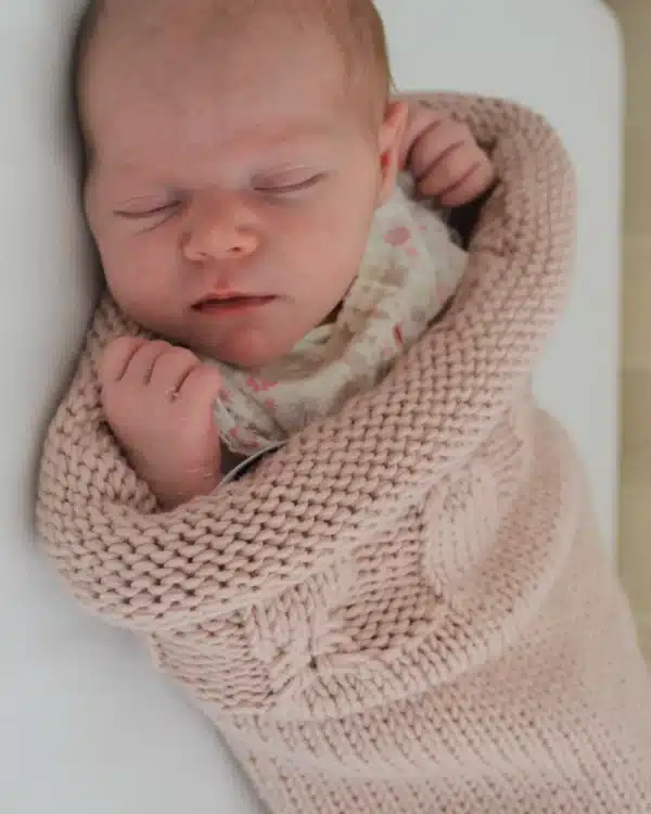 Nouveau-né dans un cocon de naissance en laine mérinos rose ancien Ma Petite Laine
