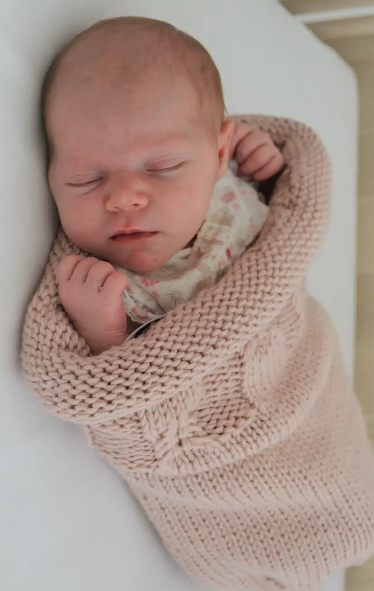 Nouveau-né dans un cocon de naissance en laine mérinos rose ancien Ma Petite Laine
