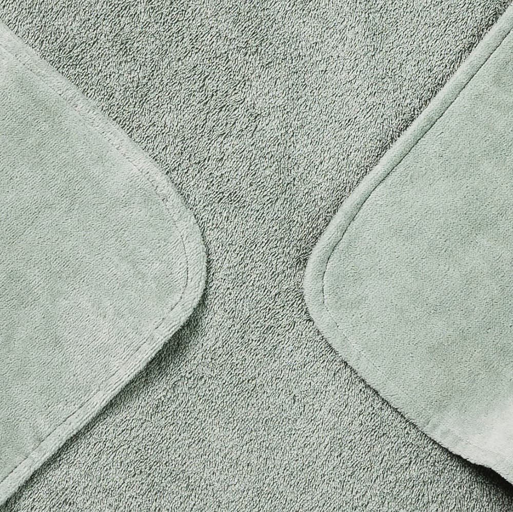 Détail de la matière douce et absorbante de la cape de bain Elodie Mineral Green