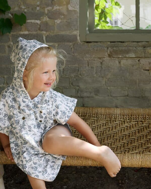 Enfant portant le poncho de bain Elodie Garden Leo Toile dans un décor naturel