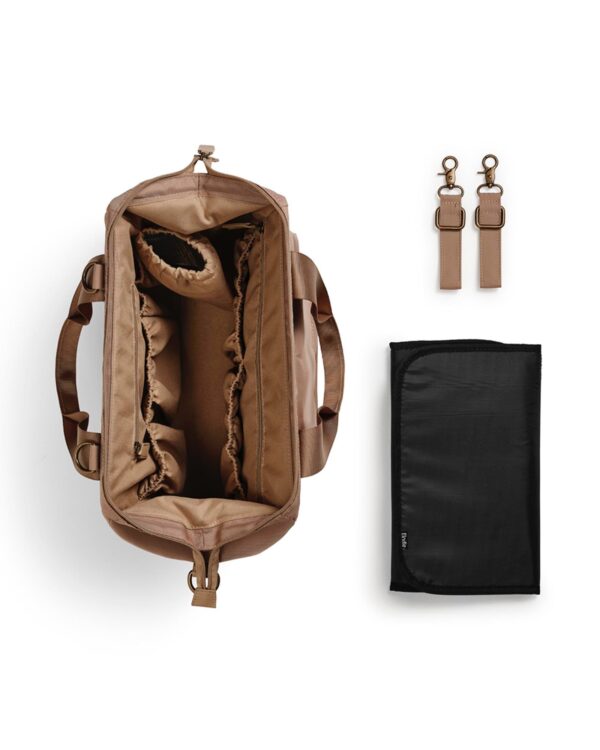 intérieur du sac à langer Wide Frame avec compartiments et matelas à langer