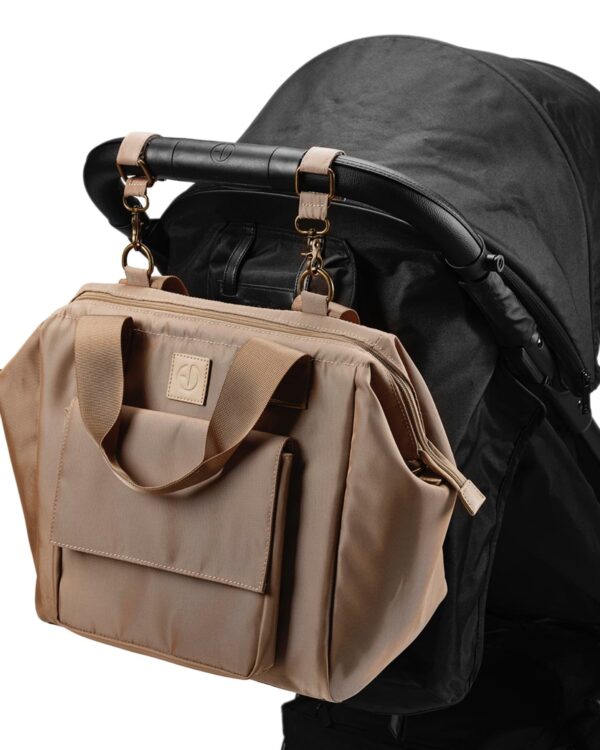 sac à langer Elodie Wide Frame fixé au guidon d’une poussette