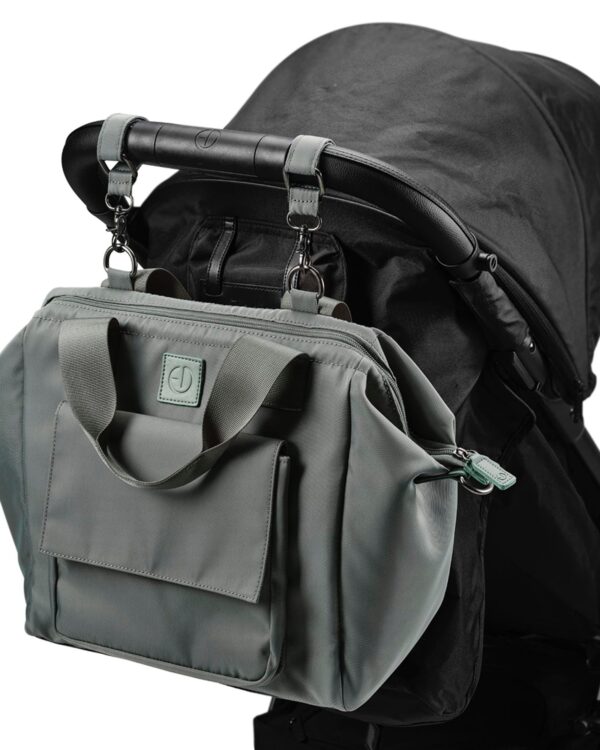 sac à langer Wide Frame Elodie vert suspendu à une poussette