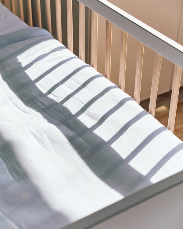 Zoom sur l’intérieur du lit bébé Childhome Cosy Clay avec jeu de lumière sur le matelas