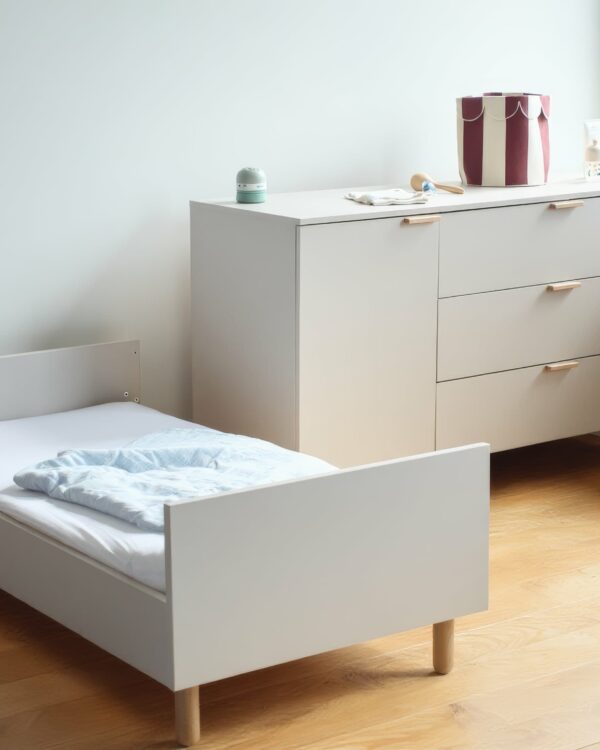 Lit enfant Childhome Cosy Clay transformé depuis le lit bébé, avec commode assortie