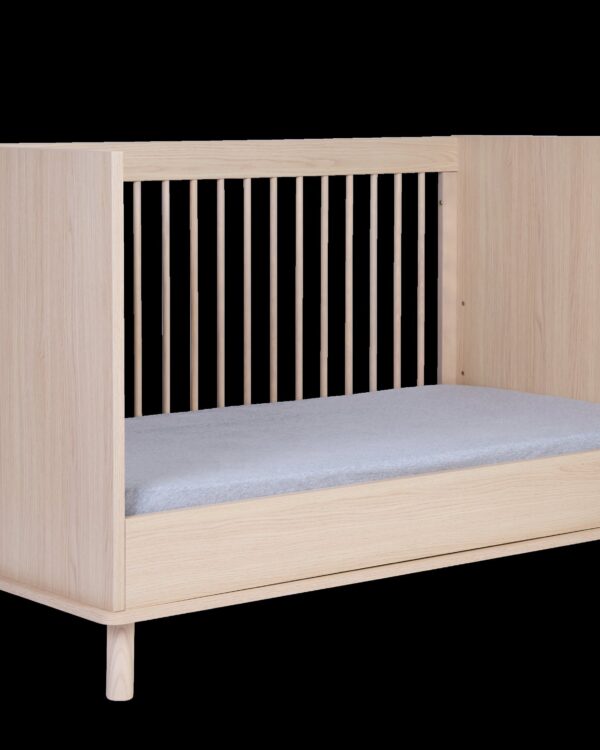 Lit enfant évolutif Childhome Nordica Natural avec matelas gris clair et lit ouvert