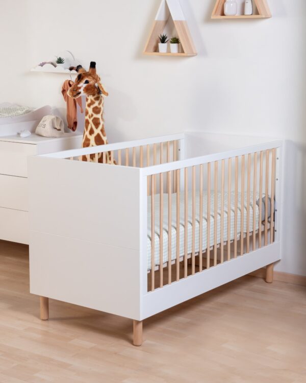 Lit bébé évolutif Childhome Wonder White dans une chambre avec commode assortie