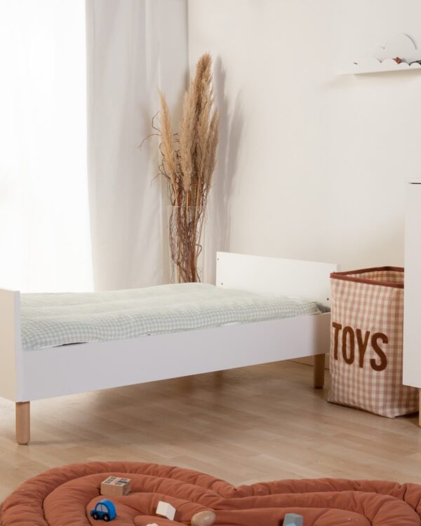 Lit enfant Childhome Wonder White dans une chambre lumineuse