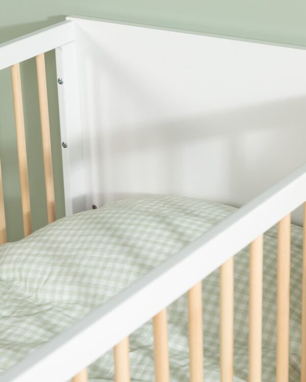 Vue intérieure du lit bébé Childhome Wonder White avec linge de lit vert clair